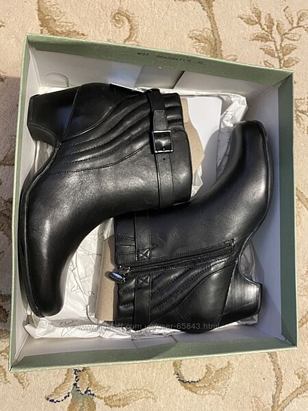 Шкіряні демі черевики Clarks. Розмір 9М 41
