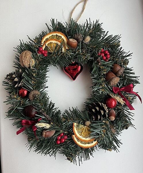 Новорічний різдвяний вінок на двері.