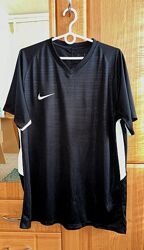 Спортивная мужская футболка