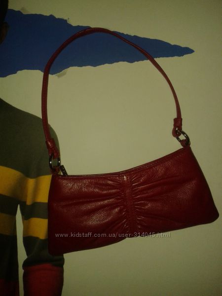 Маленькая, красная, кожаная сумочка от Xude London.