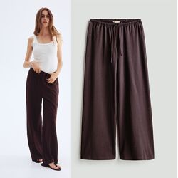 Чорний шоколад, стильні вільні штани із широкими штанинами від H&M.