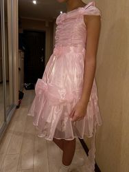 Супер нарядное нежно розовое платье с розами открытые плечи
