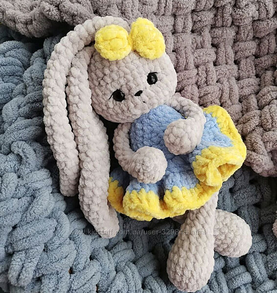 Зайка у жовто-блакитній сукні.  М&acuteяка в&acuteязана плюшева іграшка. В наявності.