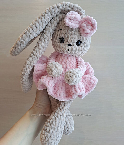 Зайка у ніжно-рожевій сукні.  Плюшева іграшка ручної роботи. В наявності.