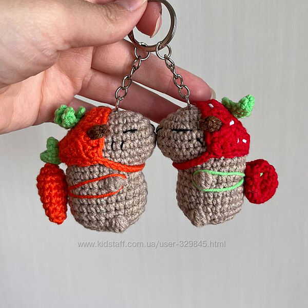 Вязані брелоки капібари - полуниця, жабка, морквинка та бджілка.