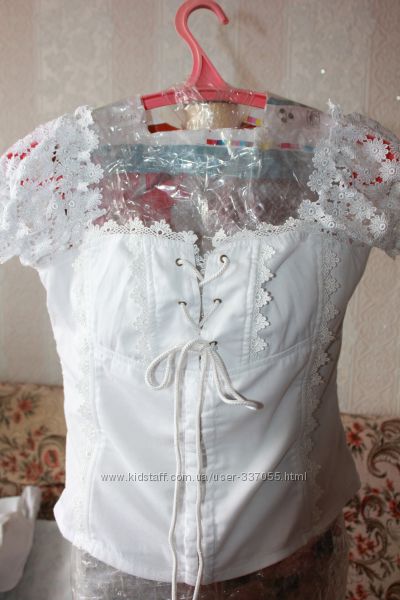 Белая летняя блуза со шнуровкой р. 46-48