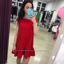 Красное платье с рюшами