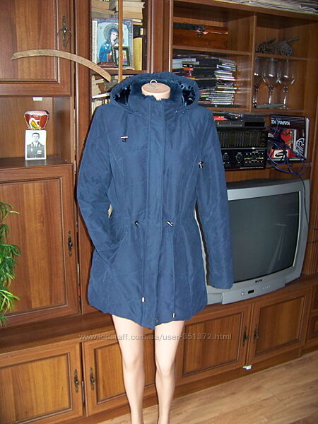 Женская демисезонная синяя куртка с утяжкой на талии и съемным капюшоном 