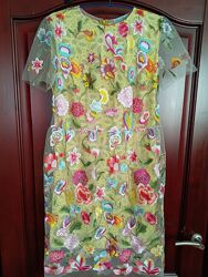 Шикарное платье с вышивкой