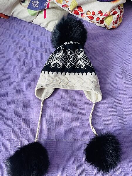 Продаётся зимняя шапочка на завязках с натуральными помпонами на девочку 