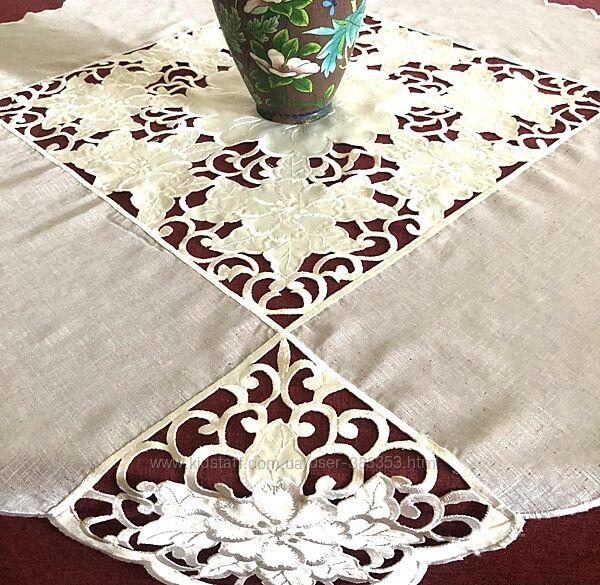Скатерть с вышивкой ришелье83х84 см