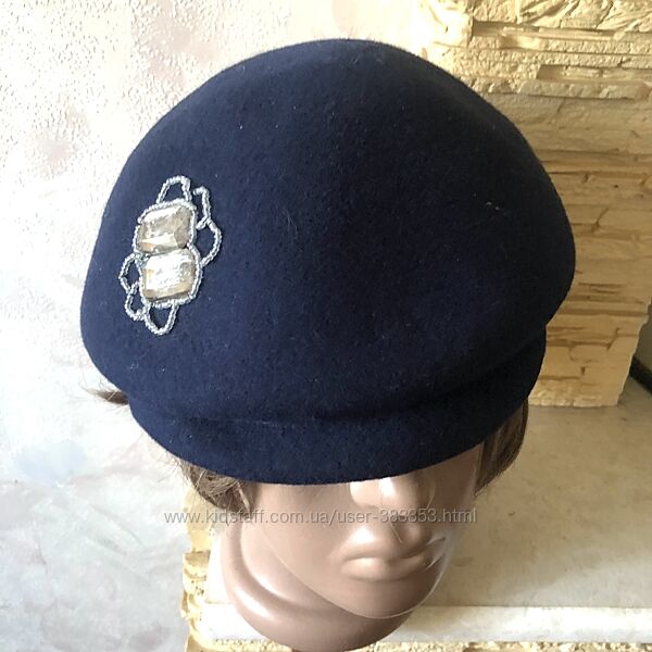 Синяя фетровая кепка с декором 56