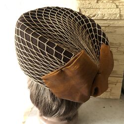 Фетровая шляпка таблетка с золотой сеткой   56 см