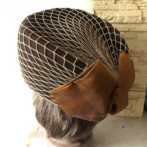 Фетровая шляпка таблетка с золотой сеткой   56 см