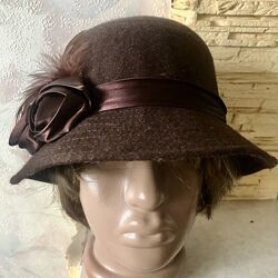 Шерстяная текстильная формованная шляпка с декором 57 см