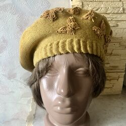 Медовый шерстяной берет с декором