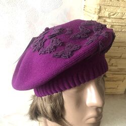 Шерстяной берет фуксия с декором