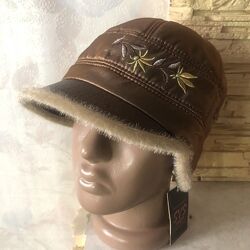 Зимняя шапочка жокейка на флисе смушками