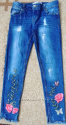 Шикарные, крутые джинсы с вышивкой и не обработанным низом на 9-10лет р 140