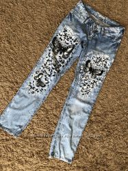 Легкие джинсы-варенки с черно-белым ярким принтом. низкая посадка. р29