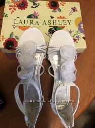 Босоножки Laura Ashley
