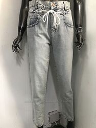 Джинсы Mom Fit с поясом шнурком