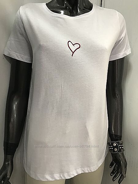 Белая базовая футболка с сердечком