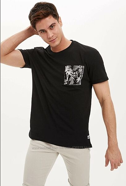 Черная мужская футболка Defacto / Дефакто с черепами на кармане
