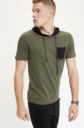 Мужская футболка Defacto / Дефакто цвета хаки с капюшоном и черным карманом
