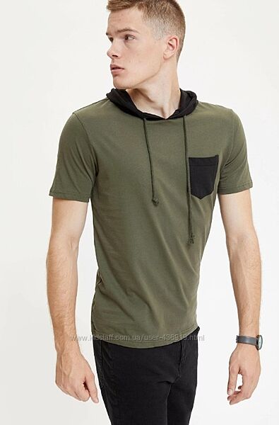 Мужская футболка Defacto / Дефакто цвета хаки с капюшоном и черным карманом