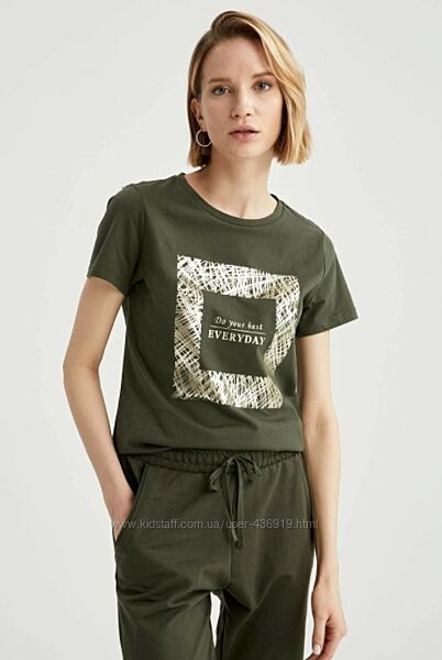 Женская футболка цвета хаки Defacto / Дефакто с золотистым принтом