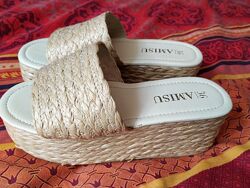 Продам нові шльопанці 36
