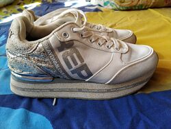 Продам фірмові кросівки 37