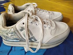 Продам фірмові кросівки 37