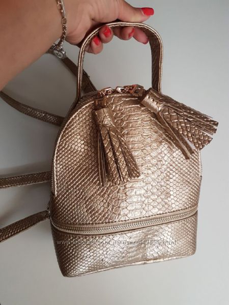 Женский стильный рюкзак под кожу змеи в нереальном цвете золото-беж