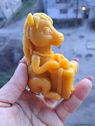Свічка Коник з подаруночком