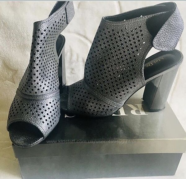 Босоніжки сірі на каблуку