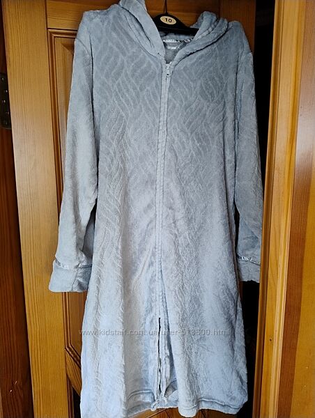 Теплый халат на молнии.