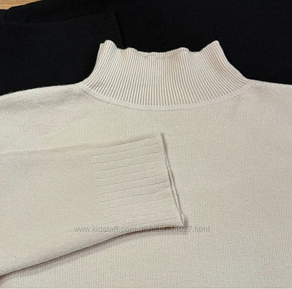 Светло бежевый кашемировый свитер под горло