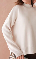 Светло бежевый и белый кашемировый свитер под горло