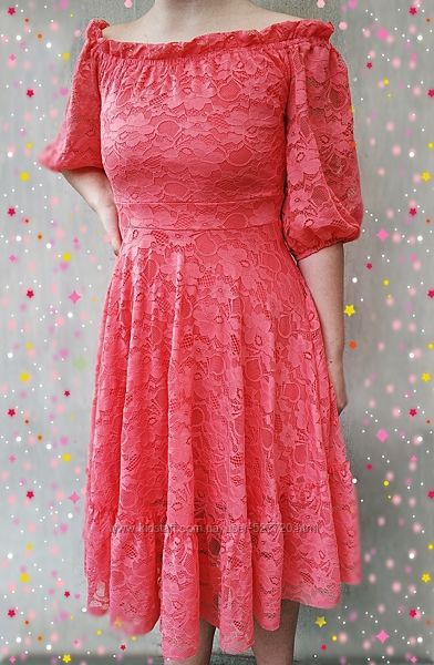 Красивое женское гипюровое платье 