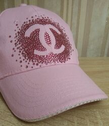 Розовая стильная кепка Шанель реплика со стразами Сваровски