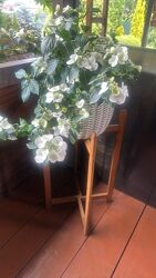 Деревяна підставка під вазони