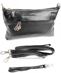 Небольшая кожаная сумка на длинном ремешке.