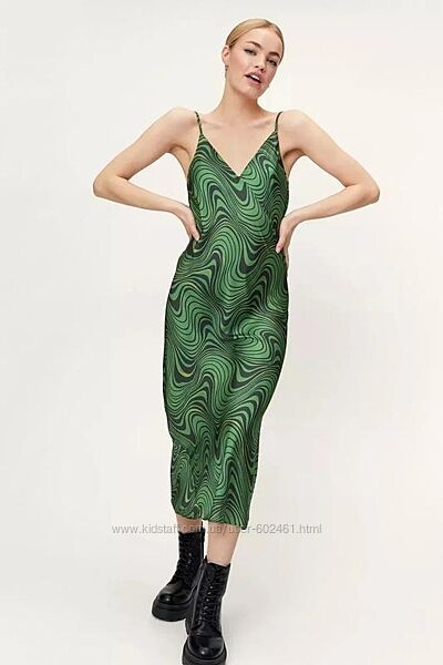 Длинное зеленое атласное платье zara со стильным узором