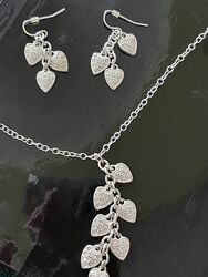 Набор Колье  сережки серебристый нежный сердце Avon
