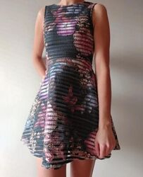Платье черное в цветочный принт guess s