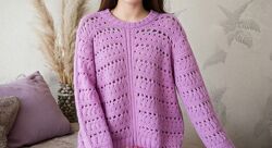 Мягкий свитер ажурной вязки.