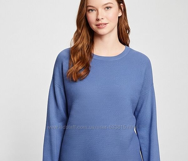 Базовый свитер синего цвета.