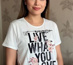 Симпатичная футболка со стразами.